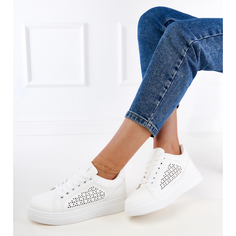 Białe sneakersy na platformie 2