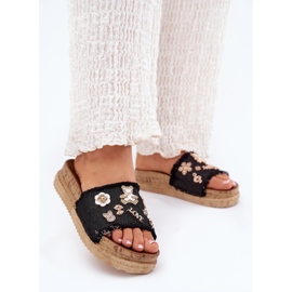 Klapki Damskie Ze Złotymi Przypinkami Na Platformie Czarne 2