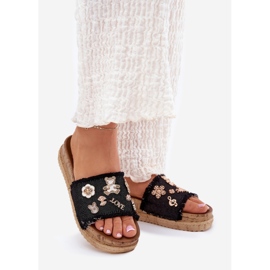 Klapki Damskie Ze Złotymi Przypinkami Na Platformie Czarne 1