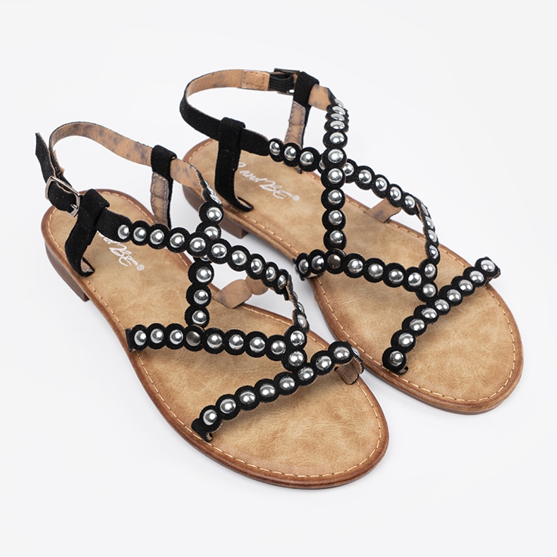 Czarne sandałki ozdobione ćwiekami 2