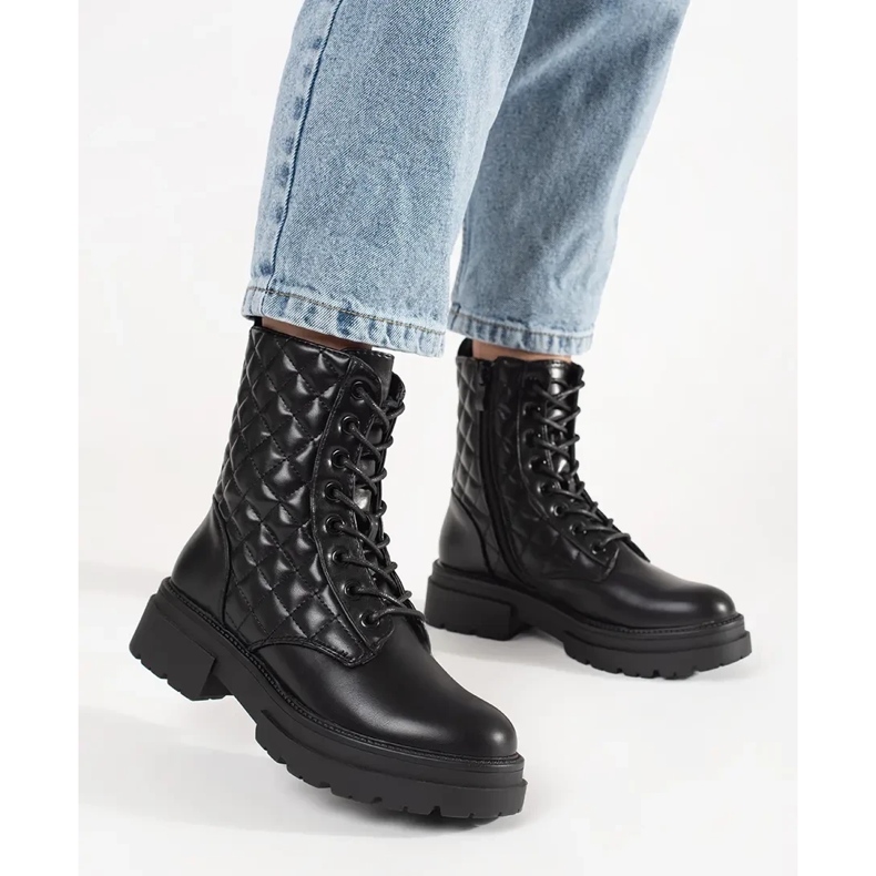 Czarne pikowane workery na platformie 2