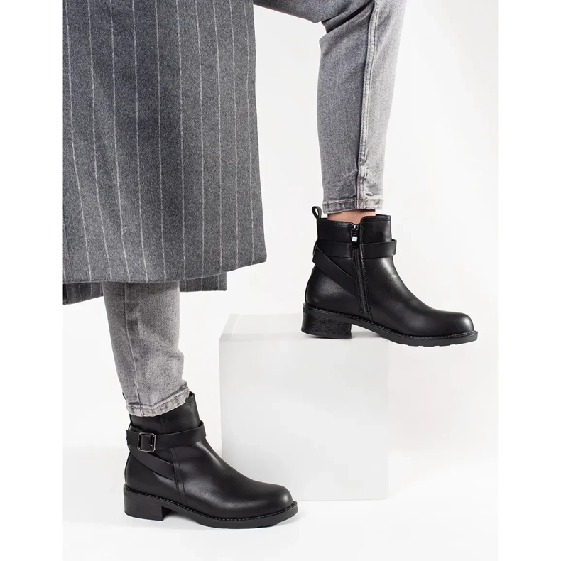 Czarne botki na niskim obcasie ozdobione paskami 1