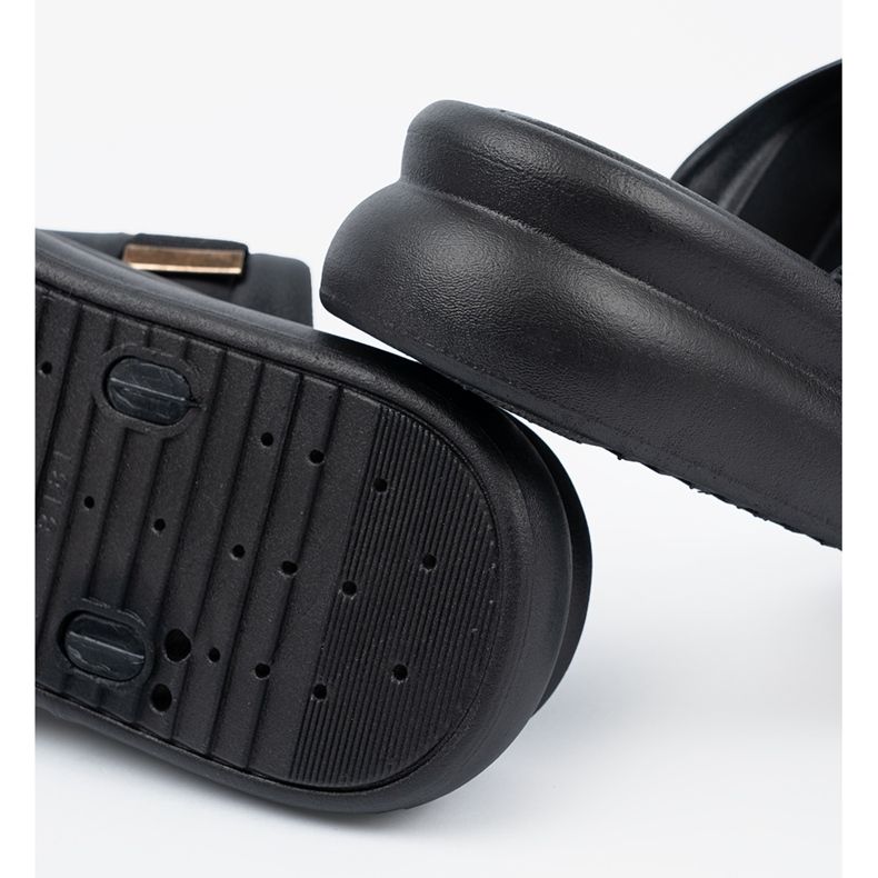 Seastar Klapki ze złotymi klamrami na platformie czarne 1