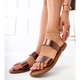 Brązowe klapki damskie z paskami 2