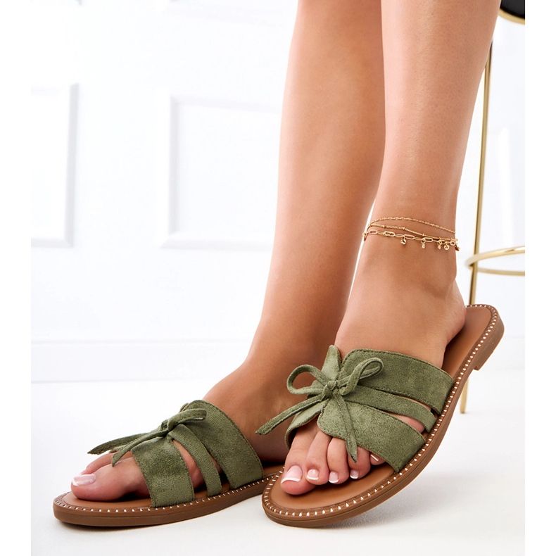 Zielone klapki z kokardką i zdobieniem na brzegach 1