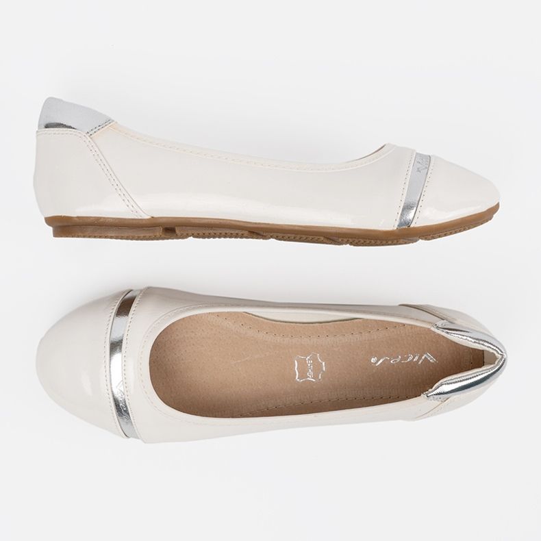 Białe balerinki ze srebrnym zdobieniem 2