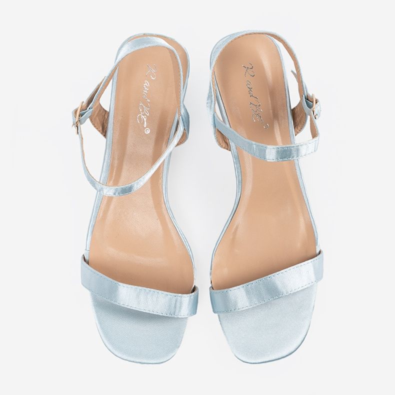 Niebieskie sandały na słupku 1