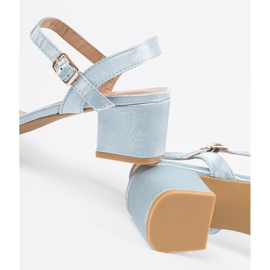 Niebieskie sandały na słupku 2