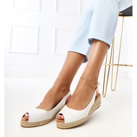 Białe sandały espadryle na koturnie Nevarez 2