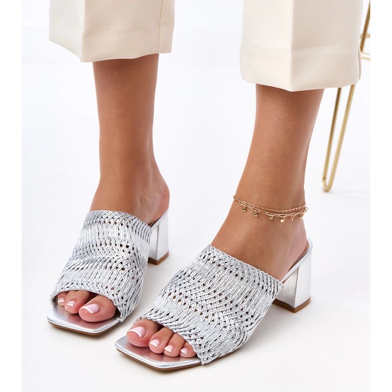 Srebrne klapki na słupku z plecionymi paskami Gamboa srebrny 2