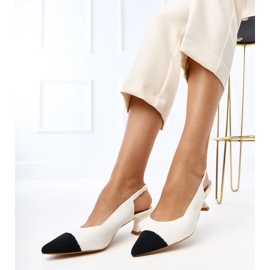 Białe czółenka materialowe na niskim obcasie Cassie 2