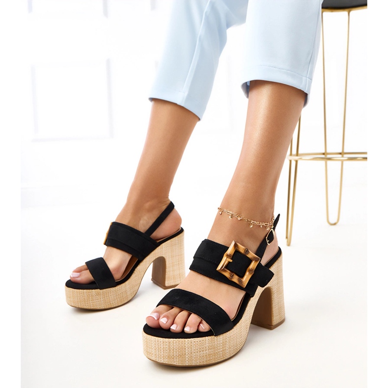 Czarne sandały na słupku zdobione klamrą Elevira 1