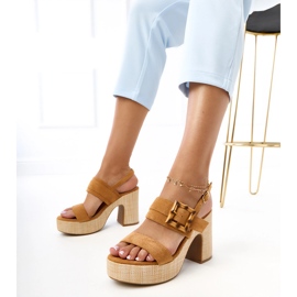 Brązowe sandały na słupku zdobione klamrą Elevira 1