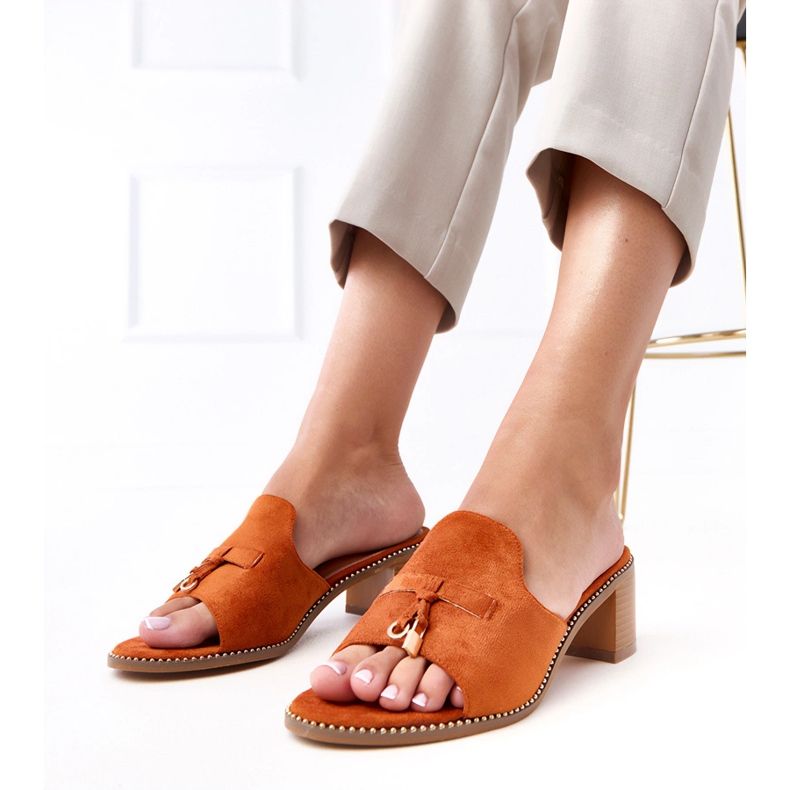 Brązowe klapki na słupku z ozdobą na pasku Gariend 1