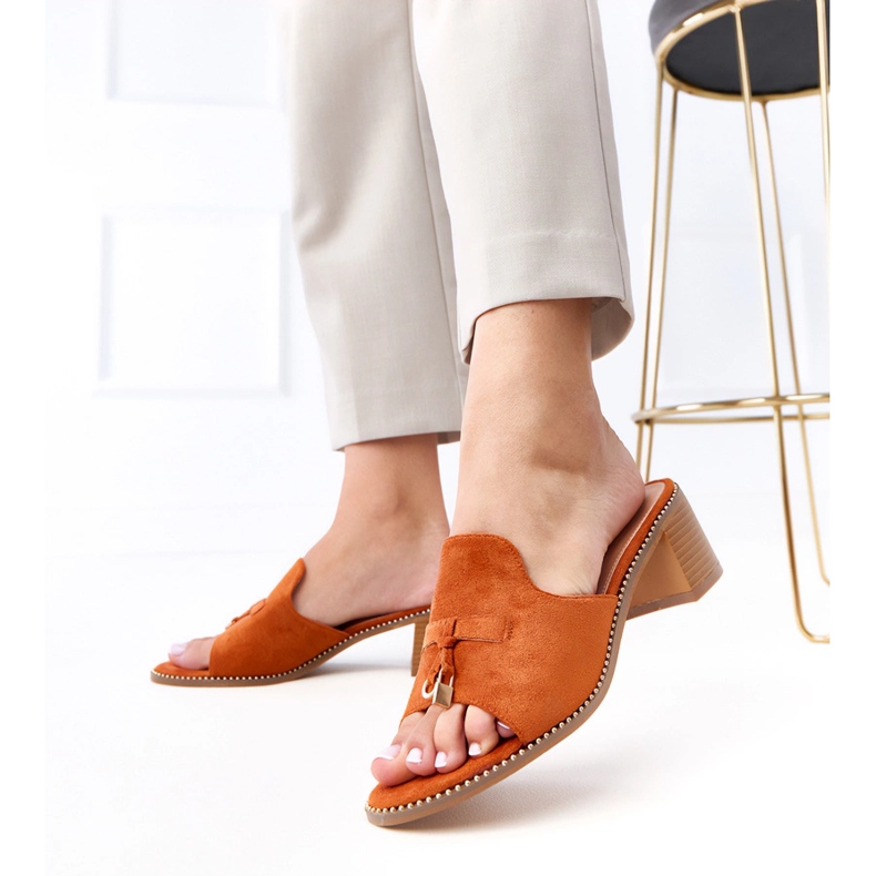 Brązowe klapki na słupku z ozdobą na pasku Gariend 2