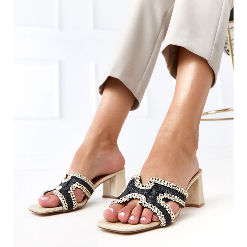 Czarne szydełkowe klapki na słupku Samita 1