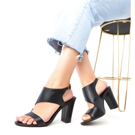 Czarne sandały na słupku zapinane na kostce Sergida 2