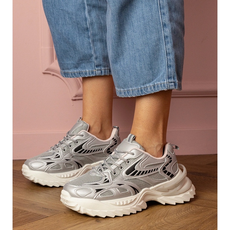 Srebrne sneakersy sportowe na stylowej podeszwie srebrny 1