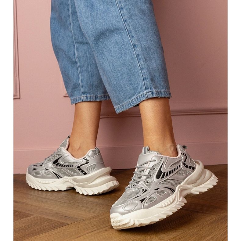 Srebrne sneakersy sportowe na stylowej podeszwie srebrny 2