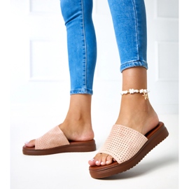 Różowe klapki z ażurową cholewką Idabel 2