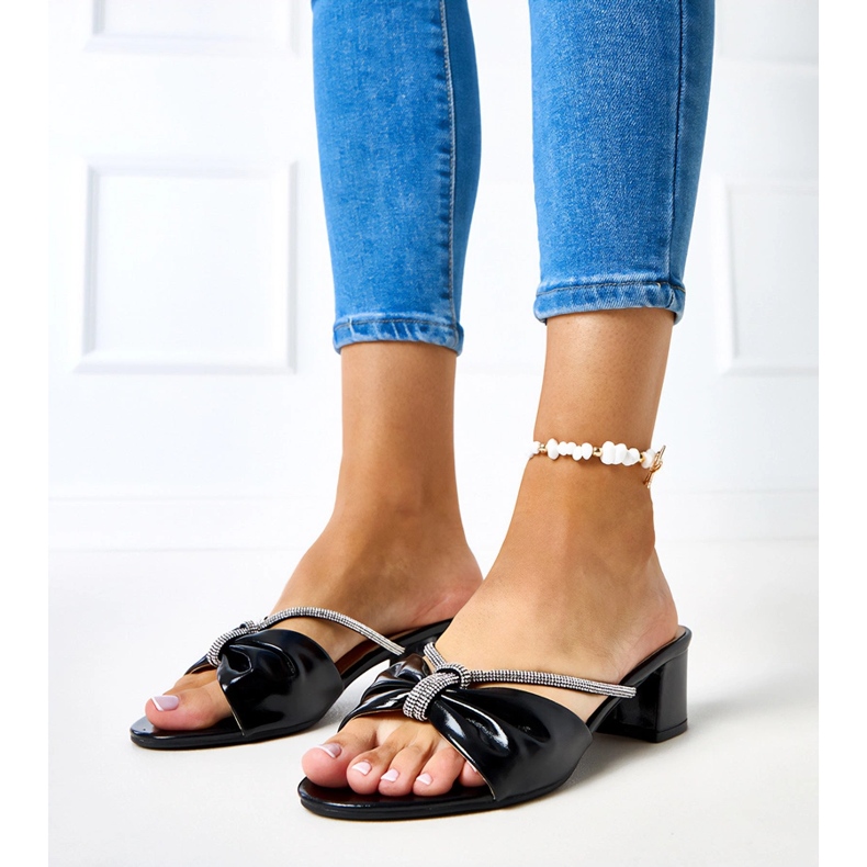 Klapki na słupku zdobione cyrkoniami Anbrani czarne 2