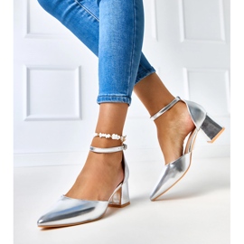 Srebrne czółenka na słupku zapinane na kostce Keris srebrny 2