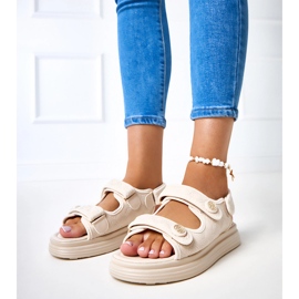 Beżowe sandały z regulowanymi paskami Brodni 1