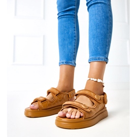 Brązowe sandały z regulowanymi paskami Brodni 1