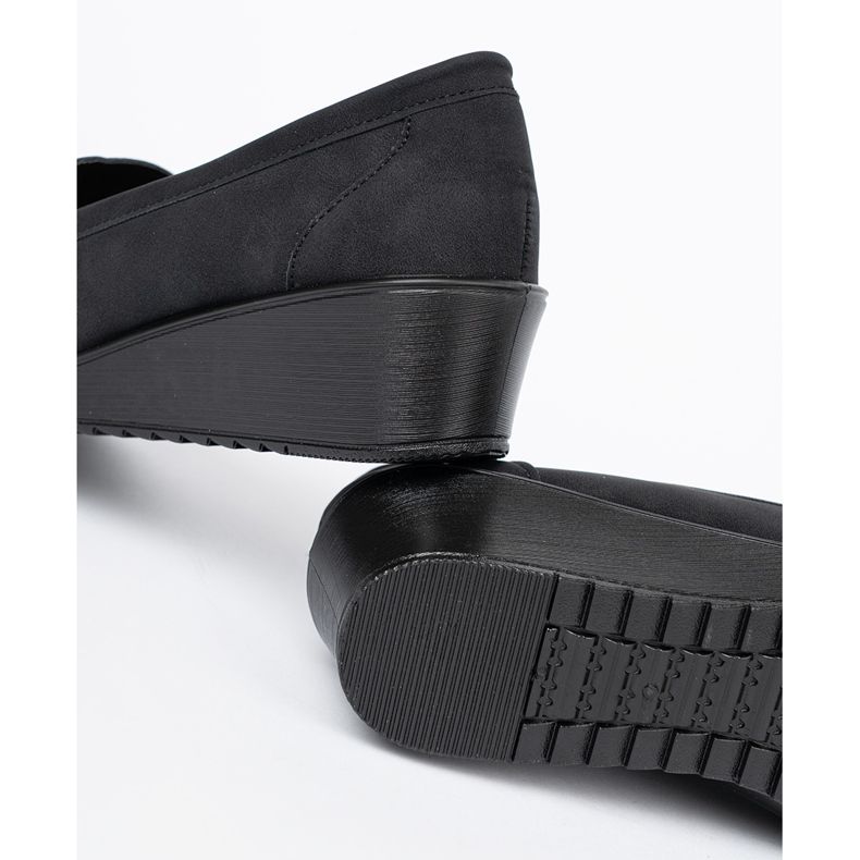 Shelvt Czarne półbuty na koturnie z ozdobą 1