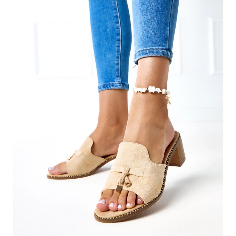 Beżowe klapki na słupku z ozdobą na pasku Gariend beżowy 2