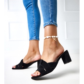 Czarne klasyczne klapki na słupku z ekozamszu Risana 1