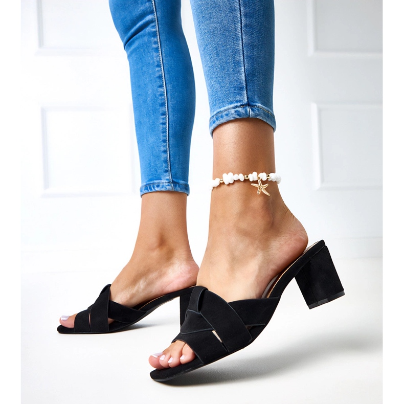 Czarne klasyczne klapki na słupku z ekozamszu Risana 1