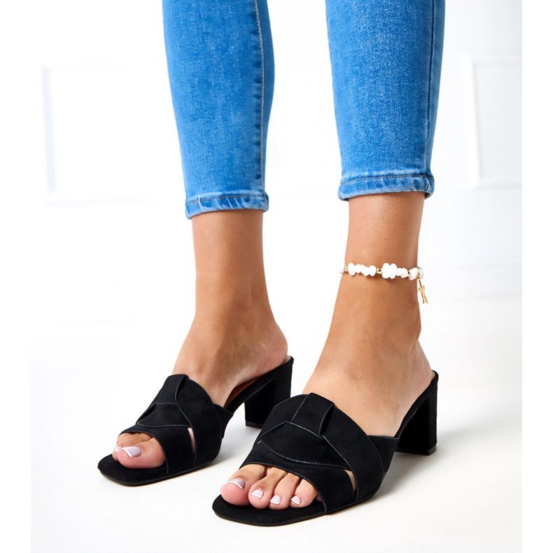 Czarne klasyczne klapki na słupku z ekozamszu Risana 2