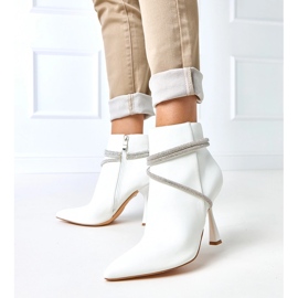 Białe botki na szpilce zdobione cyrkoniami Fantagaro 1