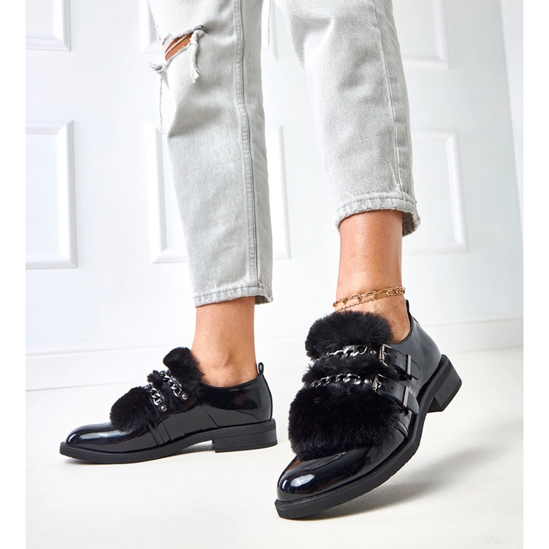 Czarne półbuty damskie z futerkiem Sarol 2