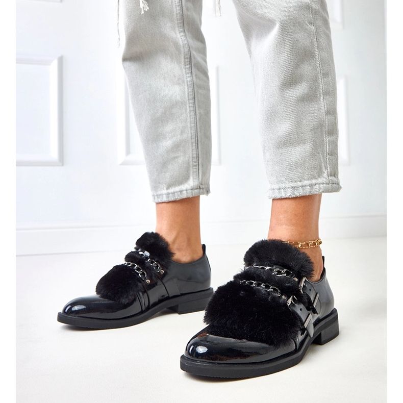 Czarne półbuty damskie z futerkiem Sarol 1