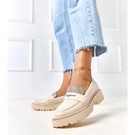 Beżowe mokasyny lakierowane zdobione cyrkoniami Laures beżowy 2