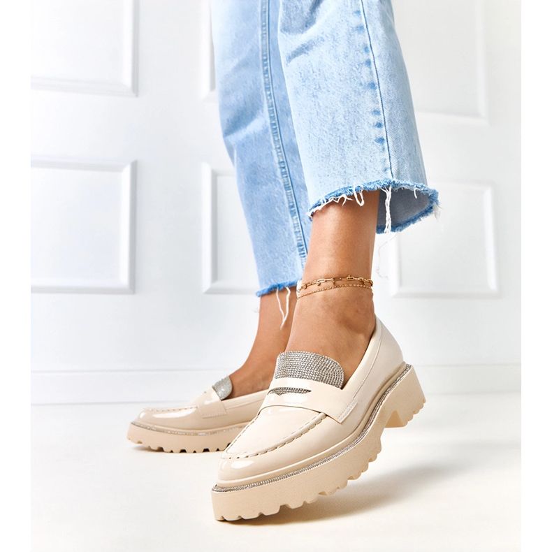 Beżowe mokasyny lakierowane zdobione cyrkoniami Laures beżowy 2