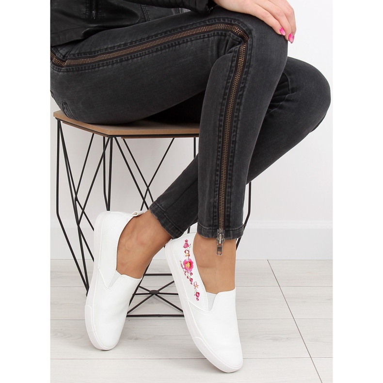 Slipony z delikatnym haftem białe g1204a White 2