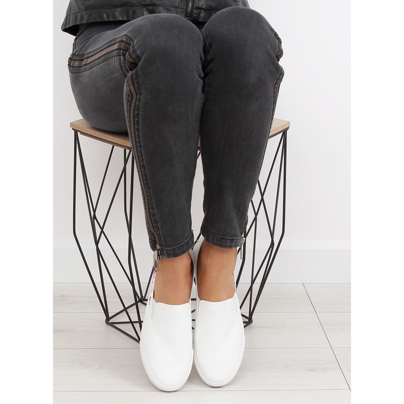 Slipony z delikatnym haftem białe g1204a White 1