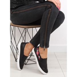 Slipony z delikatnym haftem czarne g1204a Black 2