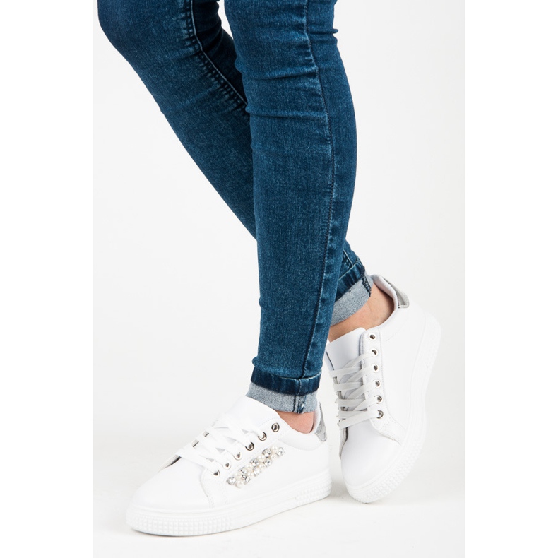 Białe trampki z koralikami 1