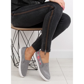 Trampki slip-on z delikatnym haftem szare G1205-9 Grey 1