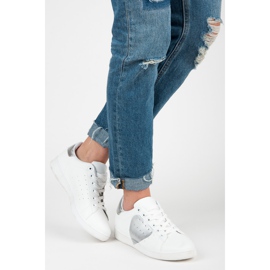 Białe trampki z sercem 1