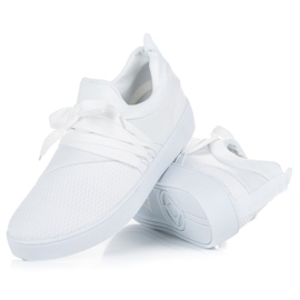 Białe buty sportowe 2