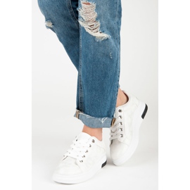 Białe trampki z gwiazdą 1