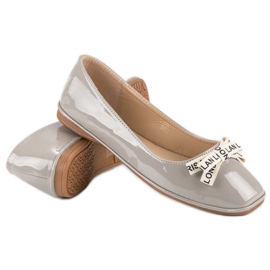 Ideal Shoes Szare lakierowane balerinki 3