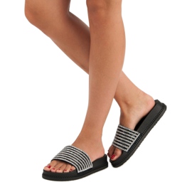 Czarne klapki z kryształkami 2