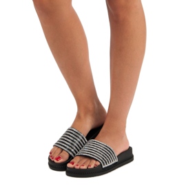 Czarne klapki z kryształkami 1