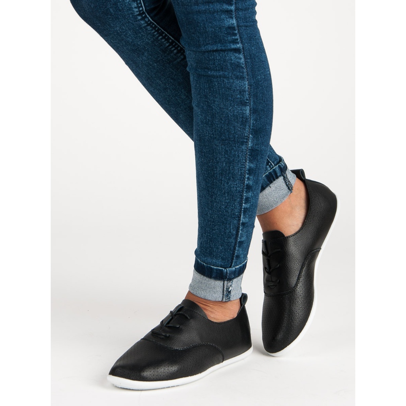 Czarne wiązane trampki 2